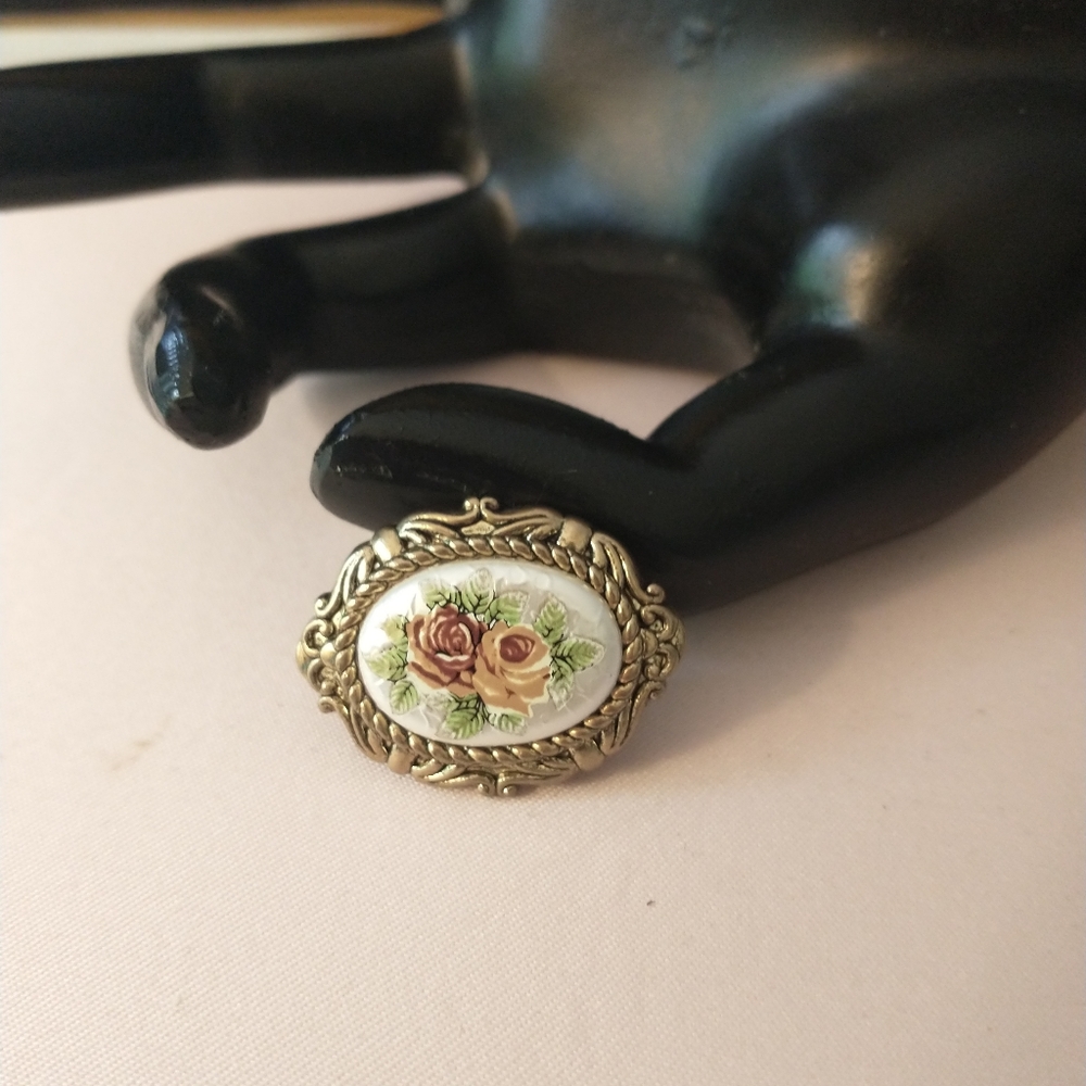 SMALL GOLD TONE BROOCH WITH PORCELAIN PAINTED CENTER